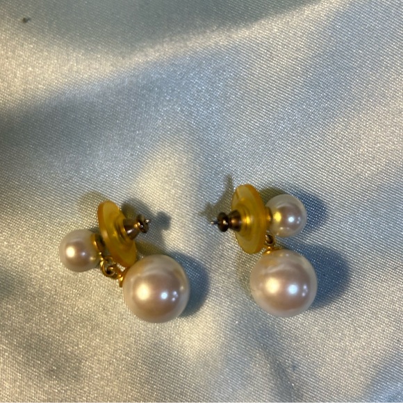 Pearl earrings- 2 on gold toned backs. Vintage! - Picture 5 of 6